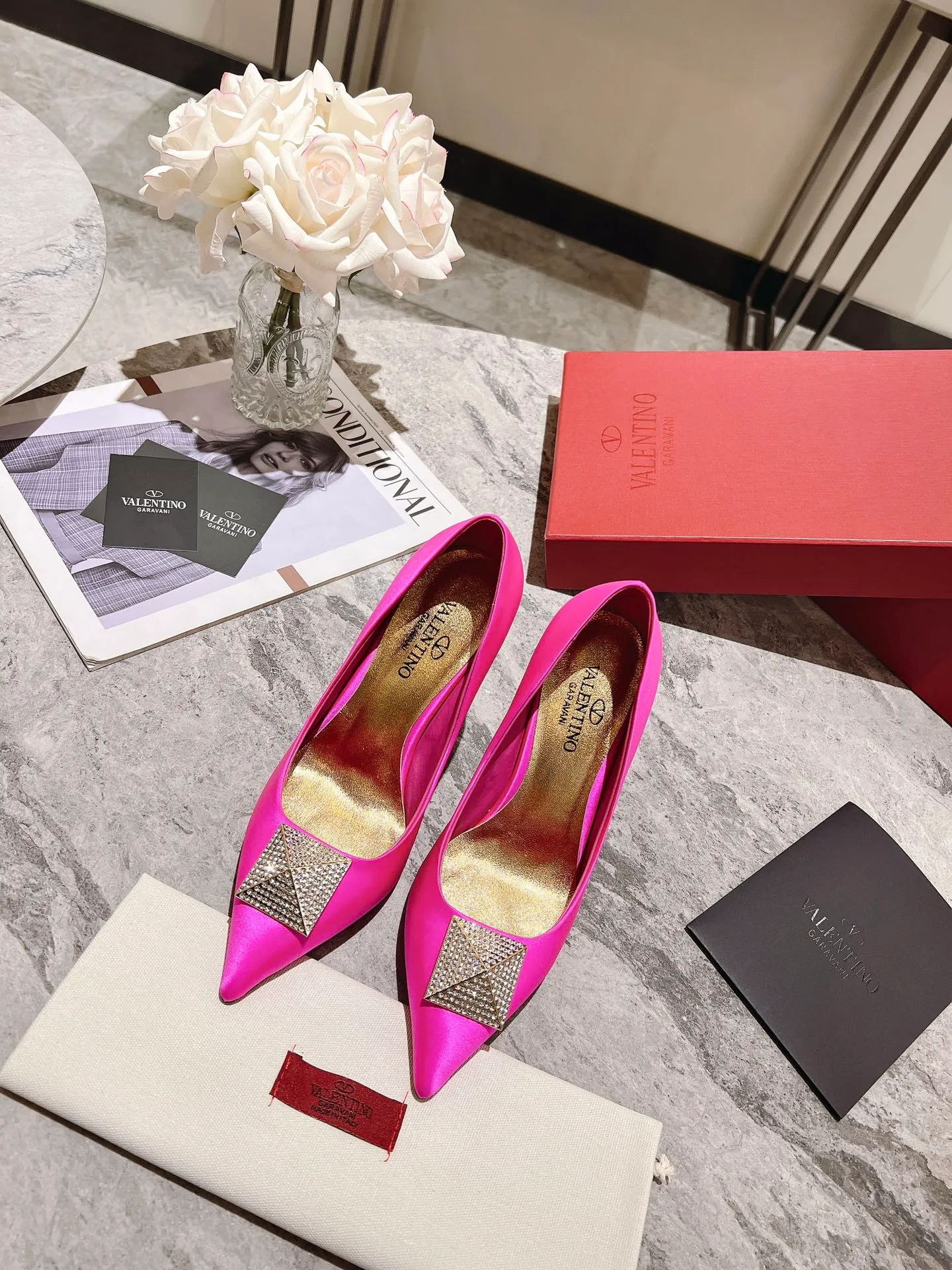 👟👟Ex-factory price 440👟👟 Genuine leather sole +40 Top version 𝑉𝐴𝐿𝐸𝑁𝑇𝐼𝑁𝑂 Valentino spring and summer new women's shoes 7⃣️ colors The unique [pyramid] large rivet hardware [hand-set with diamonds] brings out a full sense of high-end, and the new season will live up to expectations! Worth buying ★Imported silk is absolutely high-grade ❥Original method, absolutely sensual ❥Elegant style, creating a different feeling, simple and elegant style!  Code number: 35-41 (34-42 customized) Fabric: Imported high-gloss silk fabric Lining: Sheepskin lining Heel height: 10cm Leather outsole Rubber outsole